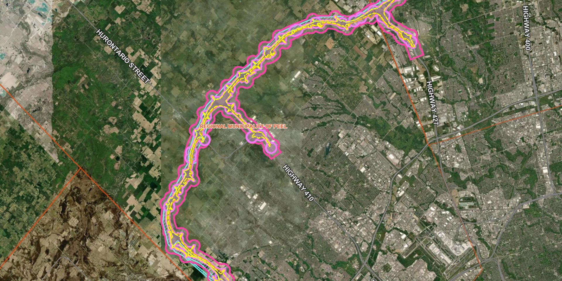 Une carte satellite montrant l’emprise de l’autoroute 413. Les principales routes, telles que l’autoroute 410, l’autoroute 401 et la rue Hurontario, sont indiquées.