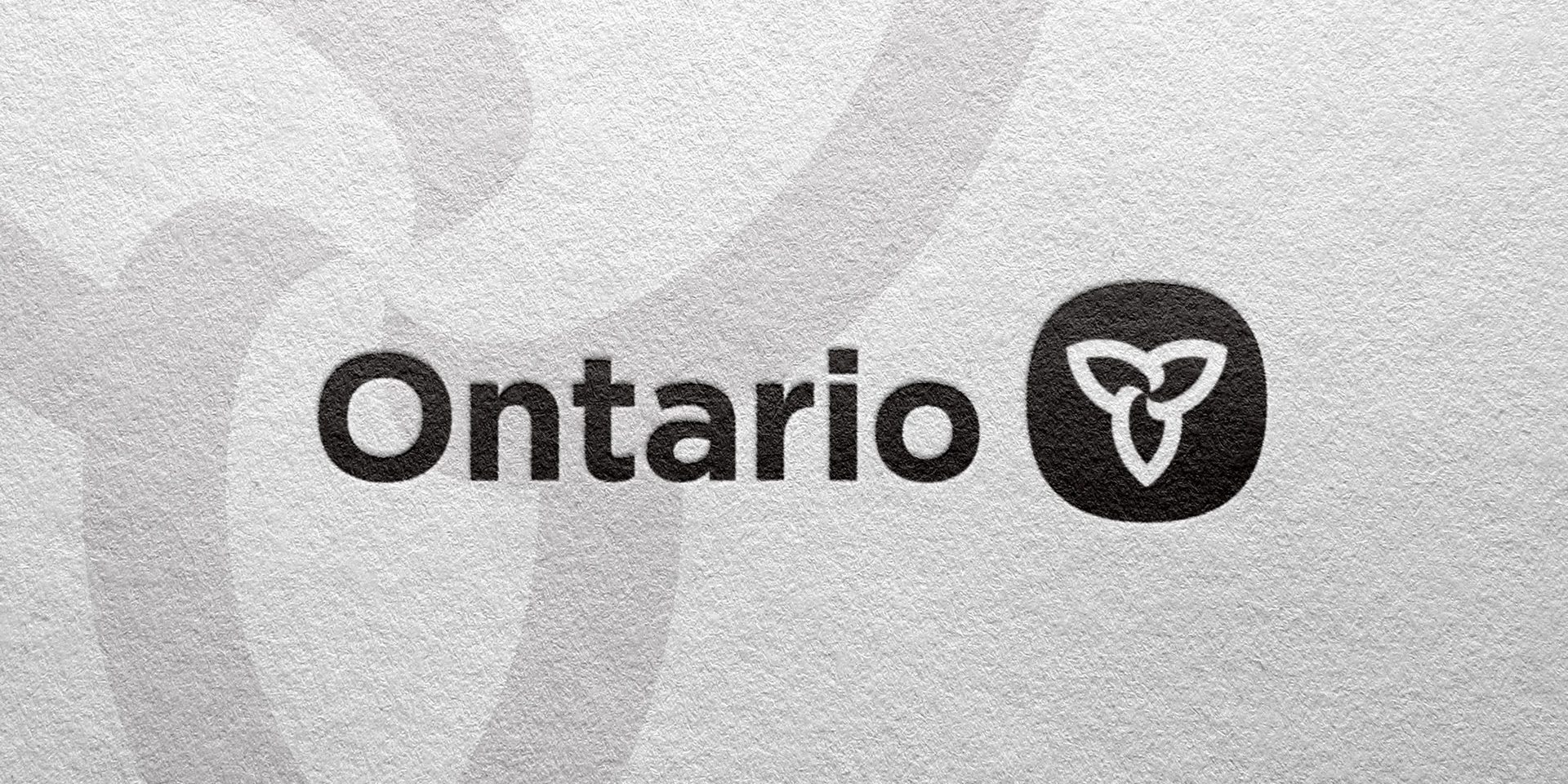 Le mot « Ontario » en texte noir avec un logo de fleur de trille stylisée à côté, sur un fond clair avec une texture subtile.